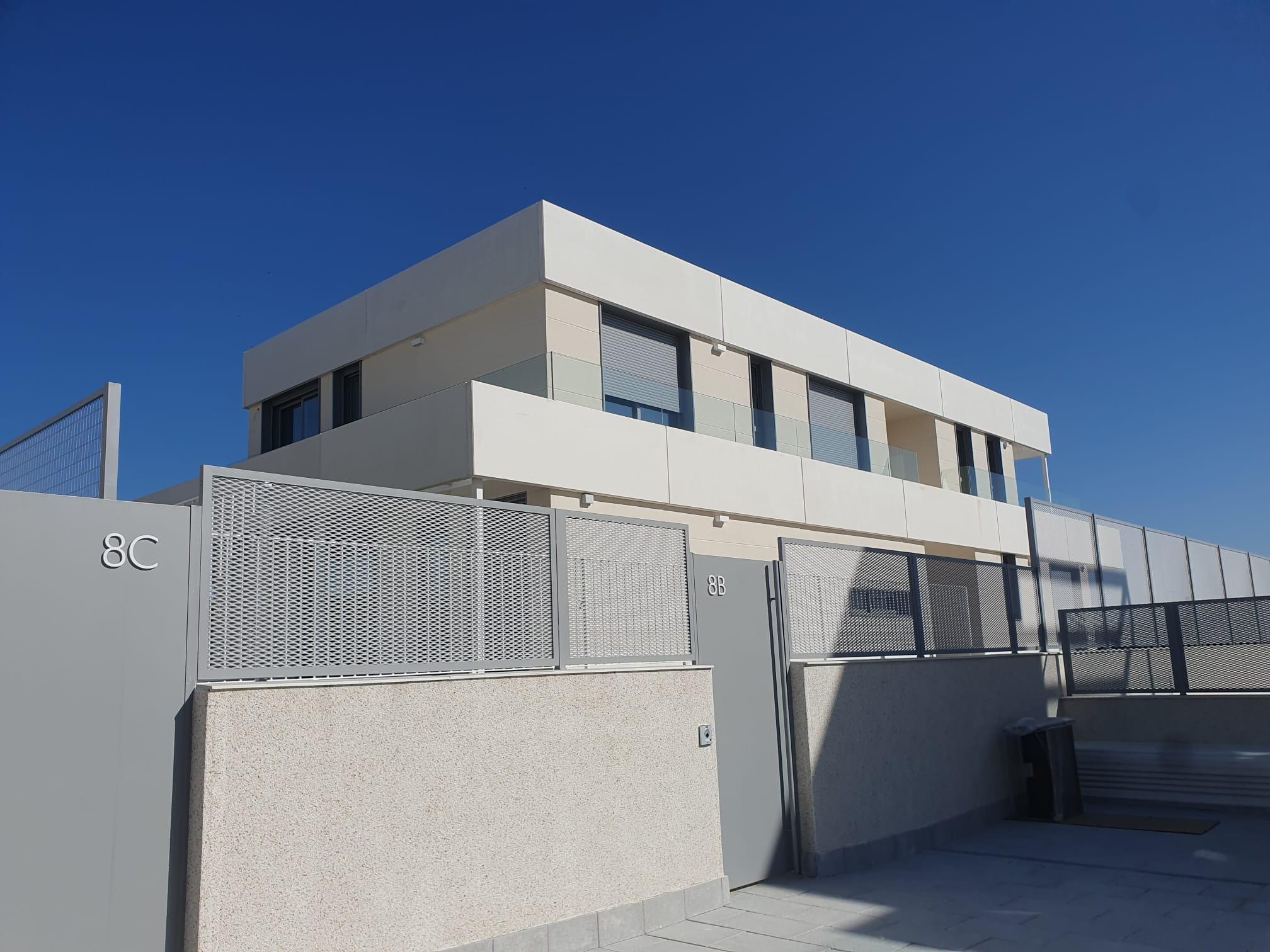 Fachada de vivienda con ventanas de aluminio en Valdemarín